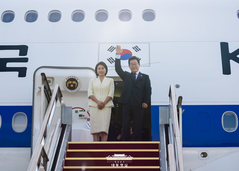 이재명 대통령과 김혜경 여사가 일본·미국 정상과 순차 정상회담 참석을 위해 지난 23일 경기도 성남 서울공항에서 출국하고 있다. (사진제공=대통령실)