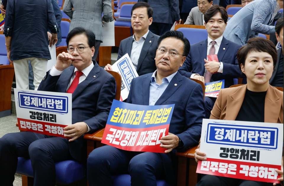 송언석 국민의힘 비상대책위원장 겸 원내대표(앞줄 왼쪽부터), 유상범 원내운영수석, 김은혜 원내정책수석부대표를 비롯한 의원들이 25일 오전 서울 여의도 국회에서 열린 의원총회에 참석해 민주당 주도 상법 개정안 본회의 처리 규탄 팻말을 들고 있다. (사진=뉴스1)