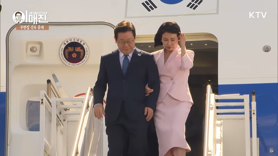 미국을 순방 중인 이재명 대통령이 26일 오후(현지시간) 미국 순방 마지막 일정을 소화하기 위해 펜실베니아주 필라델피아에 도착해 공군 1호기에서 내리고 있다. (출처=KTV 유튜브 채널) 