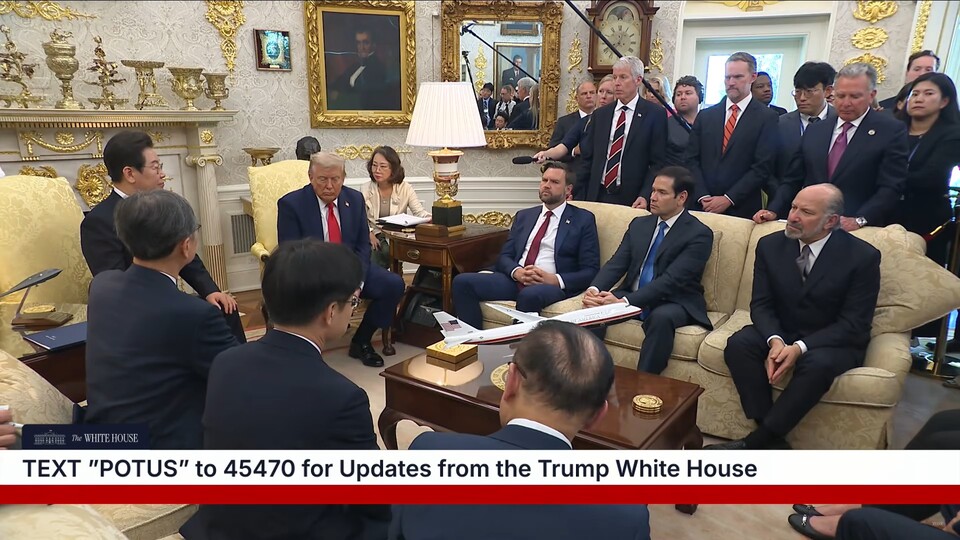 이재명 대통령이 지난 25일(현지시간) 미국 워싱턴DC 백악관 오벌오피스에서 도널드 트럼프 미국 대통령과 한미 정상회담 소인수회담을 하고 있다. (출처=백악관 유튜브 영상 캡처)