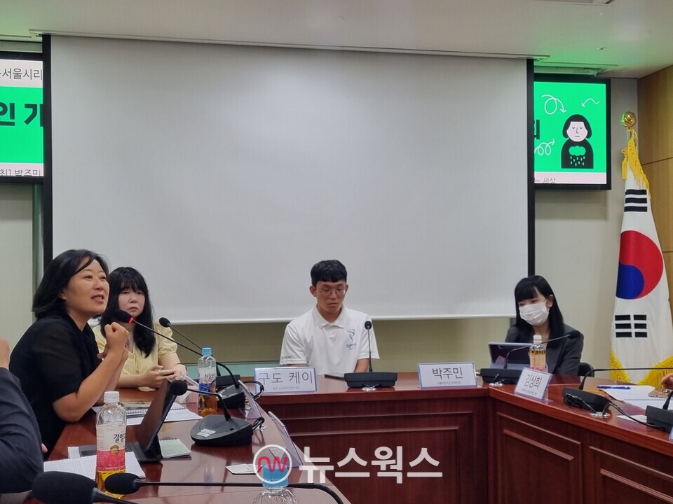 고립·은둔 청년 당사자들이 지난 27일 국회에서 열린 '1인 가구 및 고립된 시민의 연결된 사회를 향한 정책 토론회'에서 라운드테이블을 진행하고 있다. (사진=김아현 기자)