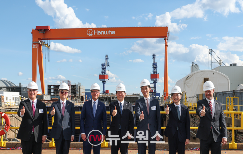 이재명(왼쪽 네 번째) 대통령과 김동관(왼쪽 다섯 번째) 한화그룹 부회장이 지난 26일(현지시간) 미국 한화필리조선소에서 열린 '스테이트 오브 메인호' 명명식에서 기념촬영을 하고 있다. (사진제공=한화그룹)