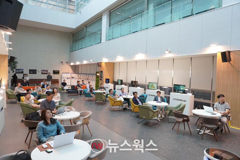 스타트업 815 IR-KB유니콘클럽 오프닝 행사에 투자자와 창업가들이 참석한 가운데 투자설명회 방식을 경청하고 있다. (사진=정희진 기자)