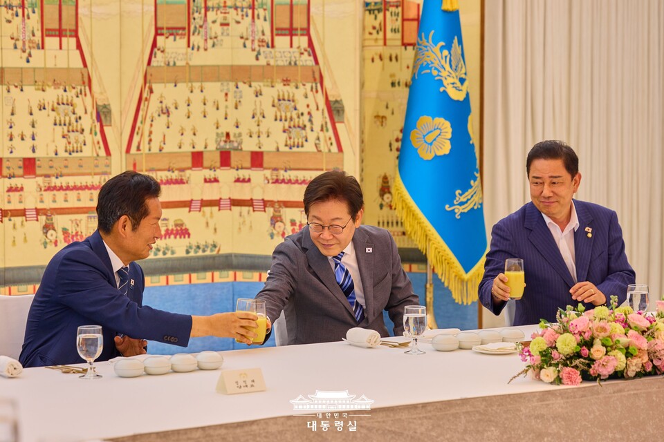 이재명 대통령이 20일 정청래 더불어민주당 대표, 김병기 원내대표 등 신임 지도부를 서울 한남동 관저로 초청해 상견례를 겸한 만찬을 하고 있다. (사진제공=대통령실)