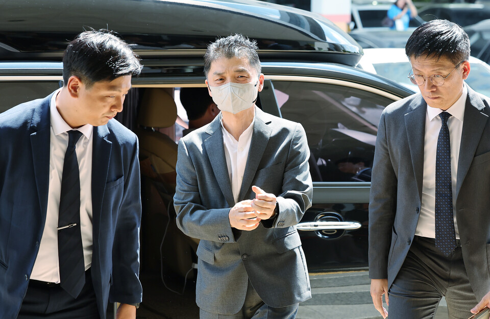 SM엔터테인먼트 시세조종 공모 의혹을 받는 김범수 카카오 창업자가 29일 오후 서울 양천구 남부지법에서 열린 결심공판에 출석하고 있다. (사진=뉴스1)