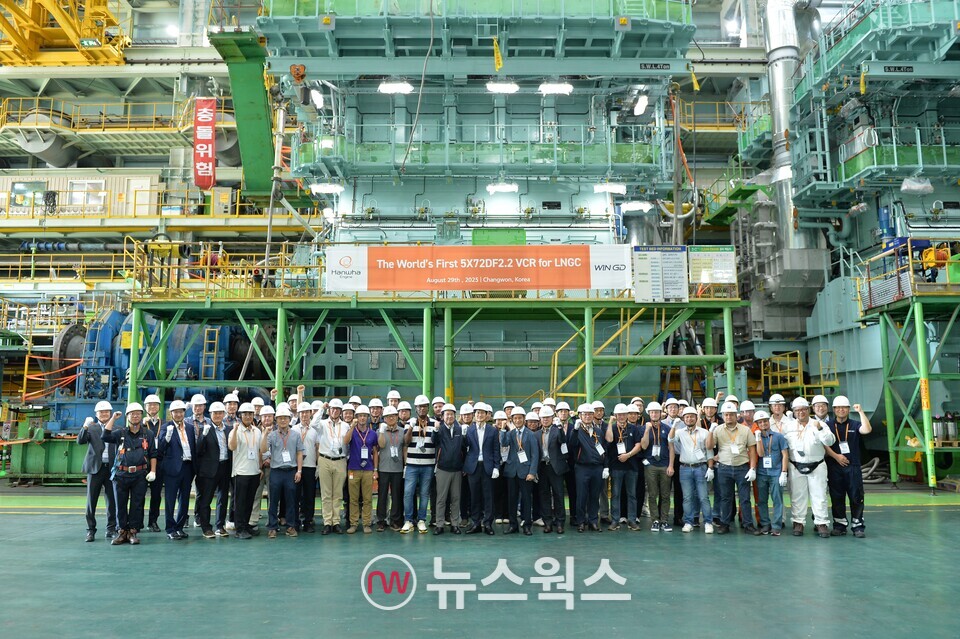 29일 한화엔진 창원 본사에서 세계 최초 LNG선용 VCR 적용 기념행사가 열린 가운데, 유문기 한화엔진 대표이사와 장해기 삼성중공업 부사장 등 관계자들이 기념 촬영을 하고 있다. (사진제공=한화엔진)