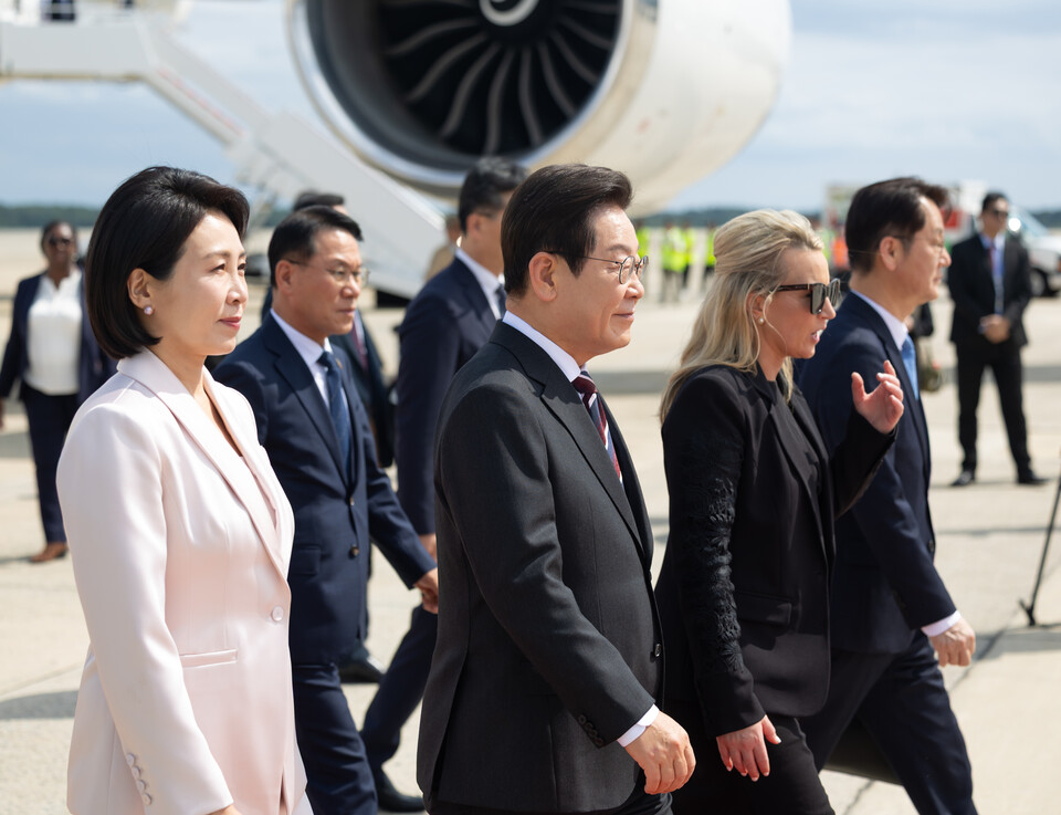 이재명 대통령과 부인 김혜경 여사가 24일 오후(현지시간) 미국 워싱턴DC 앤드류스 공군기지에 도착해 이동하고 있다. (사진제공=대통령실)