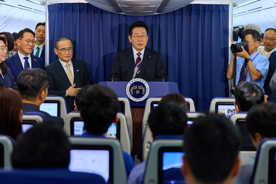 이재명 대통령이 24일(한국시간) 일본 도쿄에서 미국 워싱턴 D.C.로 이동하는 공군 1호기 안에서 기내 간담회를 하고 있다. (사진제공=대통령실)