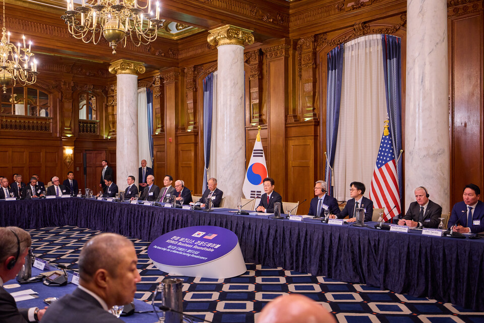 이재명 대통령이 25일(현지시간) 미국 워싱턴DC 윌라드 호텔에서 열린 한미 비즈니스 라운드 테이블에 참석해 발언하고 있다. (사진제공=대통령실)