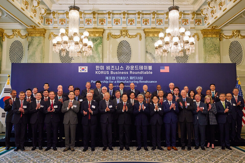 이재명 대통령이 25일(현지시간) 미국 워싱턴DC 윌라드 호텔에서 열린 한미 비즈니스 라운드 테이블 리셉션에서 참석자들과 기념촬영을 있다. (사진제공=대통령실)