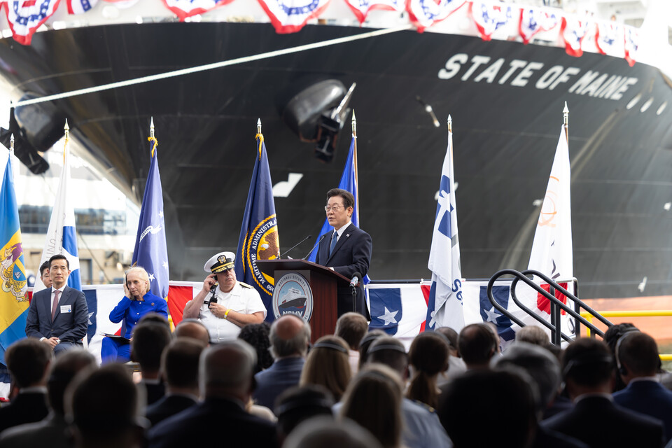 미국을 순방 중인 이재명 대통령이 26일 오후(현지시간) 펜실베니아주 필라델피아 '한화 필리조선소'에서 열린 '스테이트 오브 메인'호 명명식에서 축사를 하고 있다. (사진제공=대통령실)