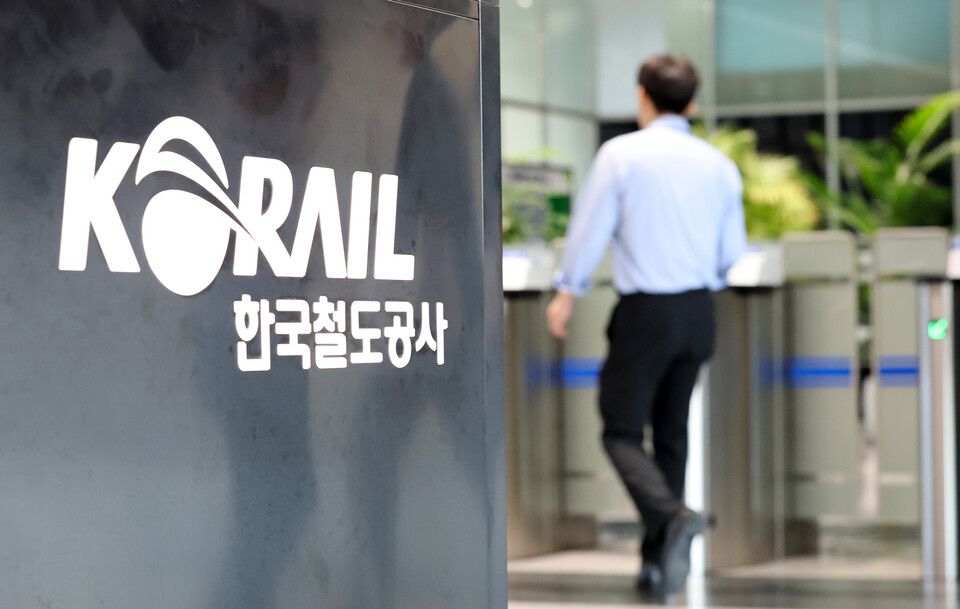 경북경찰청과 대구지방고용노동청이 1일 오전 코레일 본사와 대구본부, 하청업체 본사 등에서 압수수색을 실시한 가운데 코레일 관계자들이 이동하고 있다. (사진=뉴스1)