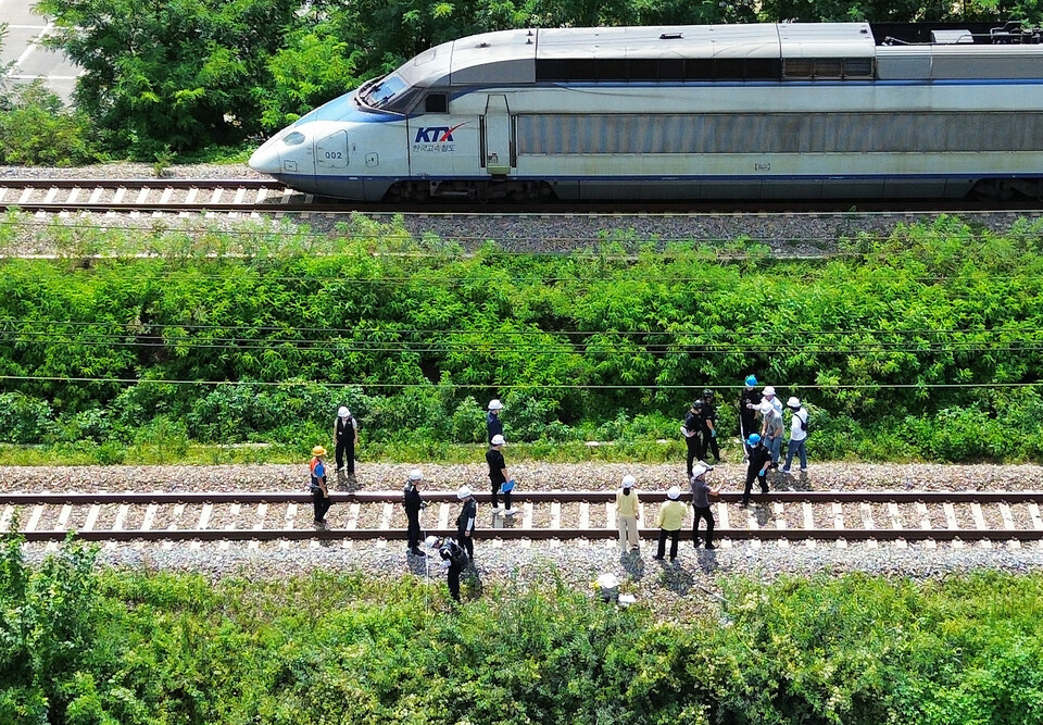 지난달 20일 오후 경북경찰청, 국립과학수사연구원, 항공철도사고조사위원회, 노동 당국 등 합동감식에 참여한 기관 관계자들이 경북 청도군 화양읍 삼신리 경부선 무궁화호 열차 사고 현장에서 합동감식을 진행하고 있다. (사진=뉴스1)