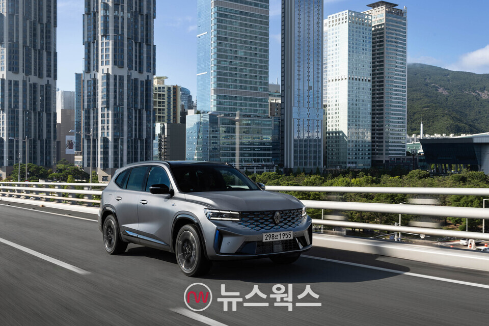 르노 '그랑 콜레오스'가 주행하고 있다. (사진제공=르노코리아)