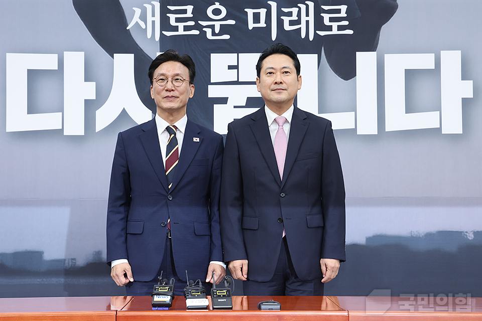 장동혁(오른쪽) 국민의힘 대표가 1일 국회에서 김민석 국무총리를 접견했다. (사진제공=국민의힘)