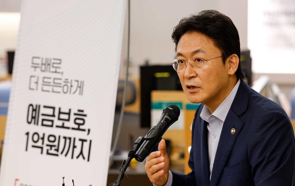 권대영 금융위원회 부위원장이 1일 서울 중구 하나은행 본점에서 예금보호한도 1억원 시행과 관련해 예금통장 개설을 마친 뒤 발언 하고 있다. (사진=뉴스1)