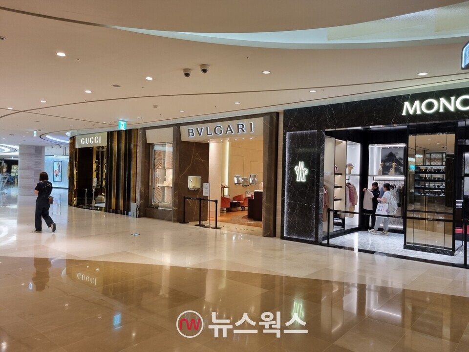 지난해 6월 롯데면세점 잠실 롯데타워점운 방문 고객이 거의 없는 한산한 모습이었다. 현재 롯데면세점 잠실 롯데타워점은 폐쇄돼 영업이 중단됐다. (사진=김상우 기자)