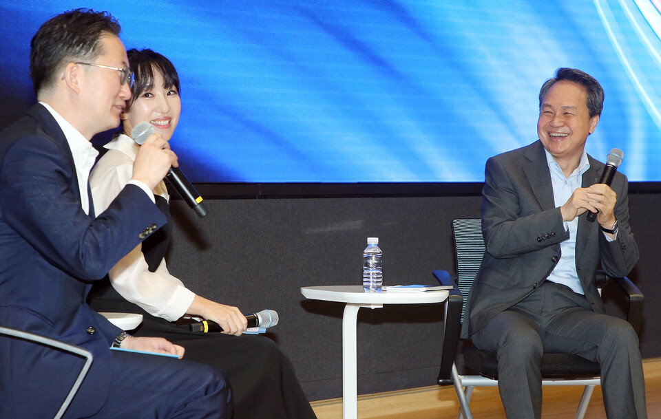 진옥동(오른쪽) 신한금융 회장이 창립 24주년를 기념한 토크콘서트에서 직원들의 질문에 답하고 있다. (사진제공=신한금융지주)