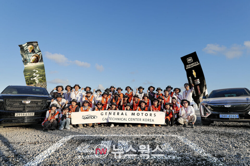 제네럴모터스코리아가 후원사로 참여한 '2025 대학생 자작 자동차대회'에서 참가자들이 기념 촬영을 하고 있다. (사진제공=한국지엠)