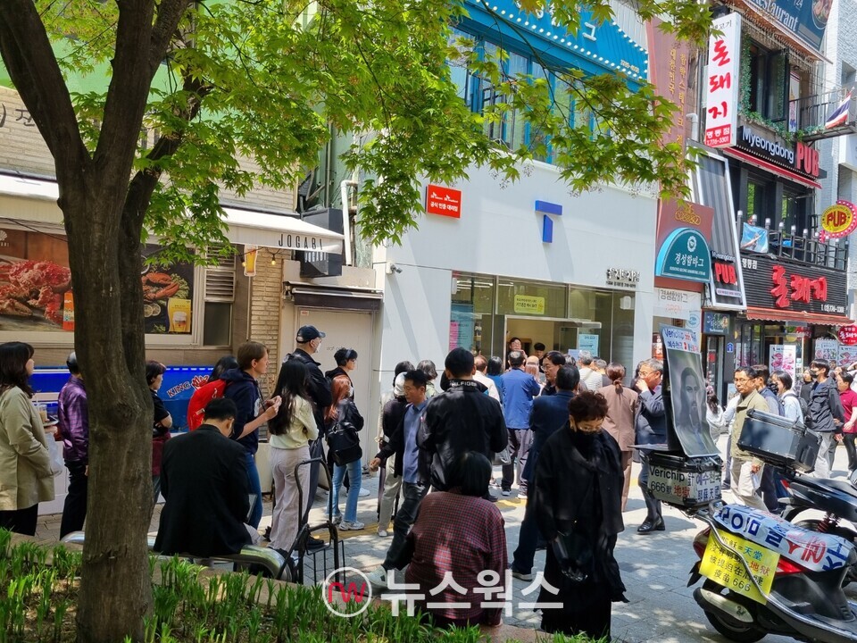 SK텔레콤이 유심을 무상 교체하기로 한 첫날인 지난 4월 28일 시민들이 SK텔레콤 공인 대리점 앞에서 줄을 서고 있다. (사진=김상우 기자)