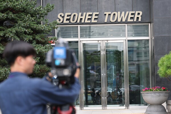 김건희 여사가 목걸이 등 금품을 수수했다는 의혹 사건을 수사 중인 김건희 특별검사팀 서희건설 압수수색에 착수한 지난 8월 11일 오전 서울 서초구 서희건설 본사 앞에 취재진이 대기하고 있다. (사진=뉴스1)