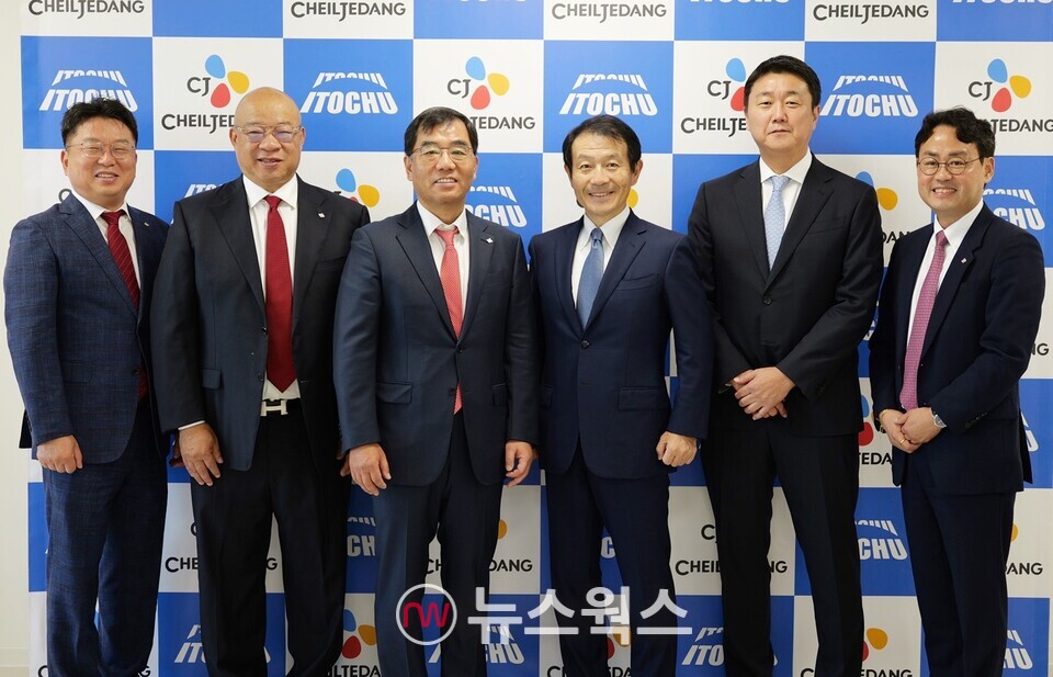 왼쪽부터 오재석 CJ제일제당 식품부문 COO, 그레고리 옙(Gregory Yep) CJ제일제당 식품사업부문대표, 강신호 CJ제일제당 부회장, 슈이치 미야모토 이토추상사 식품사업부문대표, 카미가이치 요시히로 이토추상사 경영기획부장, 김병규 CJ FOODS JAPAN 대표가 기념 촬영을 하고 있다. (사진제공=CJ제일제당)