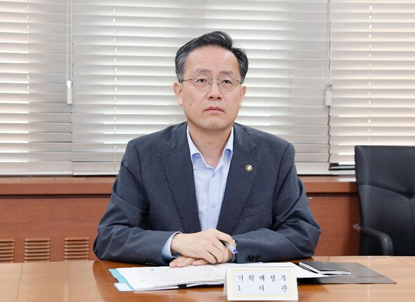 이형일 기획재정부 차관이 지난 8월 5일 정부서울청사에서 열린 '제52차 물가관계차관회의'를 주재하고 있다. (사진제공=기획재정부)