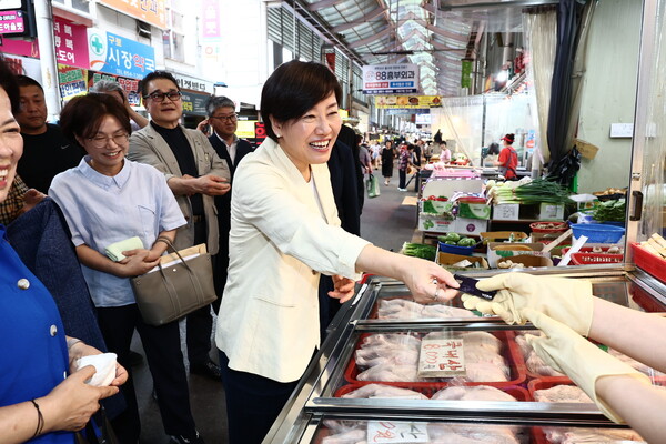 송미령 농림축산식품부 장관이 지난 7월 30일 남구로시장을 찾아 '농축산물 할인지원 사업' 현장을 점검하고 있다. (사진제공=농림축산부)
