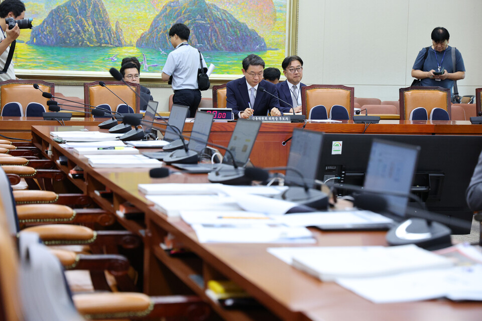 이억원 금융위원장 후보자가 2일 오전 서울 여의도 국회 정무위원회에서 열린 인사청문회가 정회되자 자리를 지키고 있다. (사진=뉴스1)