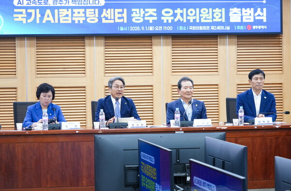 강기정 광주광역시장이 1일 오전 서울 여의도 국회 의원회관 제2세미나실에서 열린 '국가 AI컴퓨팅센터 광주 유치위원회 출범식'에 참석해 주요 내빈들과 퍼포먼스를 하고 있다. (사진제공=광주광역시)