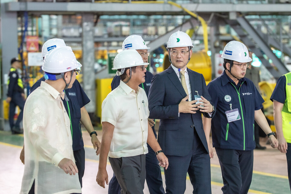 페르디난드 마르코스 주니어 필리핀 대통령과 김성준 HD한국조선해양 대표가 HD현대필리핀조선소를 둘러보며 환담을 나누고 있다. (사진제공=필리핀 대통령실)