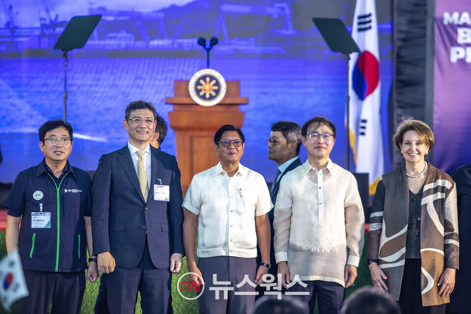HD한국조선해양은 2일 필리핀 수빅만에 있는 HD현대필리핀조선소에서 11만5000톤급 석유화학제품운반선 건조를 위한 강재절단식을 개최했다. (사진제공=필리핀 대통령실)