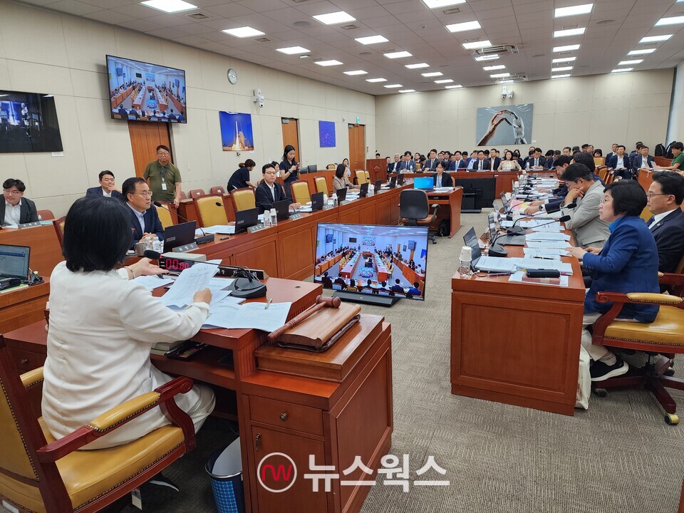 이진숙 방송통신위원장이 2일 국회 과학기술정보방송통신위원회 전체회의에 출석해 국회의원들의 질의에 답변하고 있다. (사진=박광하 기자)