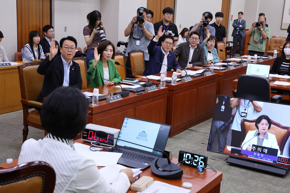 나경원(왼쪽 두 번째) 국민의힘 의원 등 국민의힘 법제사법위원회 위원들이 2일 국회에서 열린 법제사법위원회(법사위) 전체회의에서 검찰 개혁 공청회 계획의 건 의결을 두고 추미애 위원장에게 항의하고 있다. (사진=뉴스1)