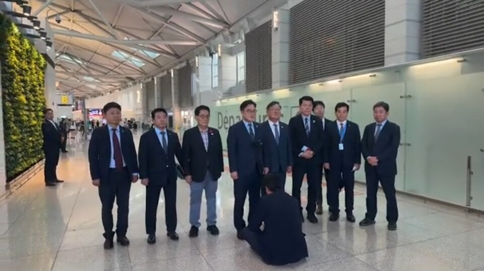 우원식(왼쪽 네 번째) 국회의장이 2일 중국 베이징에서 열리는 '항일전쟁 및 세계 반파시스트 전쟁 승전(전승절) 80주년 열병식'에 참석하기 위해 인천국제공항에서 출국하면서 그 직전에 기자들의 질문에 답하고 있다. (출처=우원식TV)