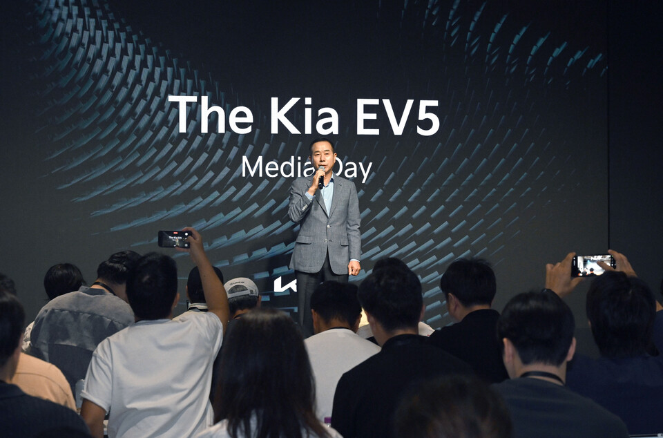 정원정 기아 국내사업본부장 부사장이 EV5 미디어 데이에서 환영사를 하고 있다. (사진제공=기아)