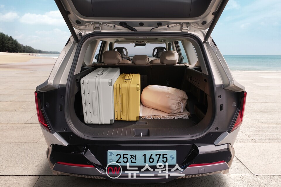 EV5 트렁크에 짐이 실려 있다. (사진제공=기아)