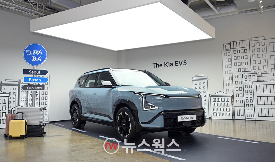 기아 EV5 미디어 데이 행사장에 전시된 EV5 GT-라인. (사진제공=기아)