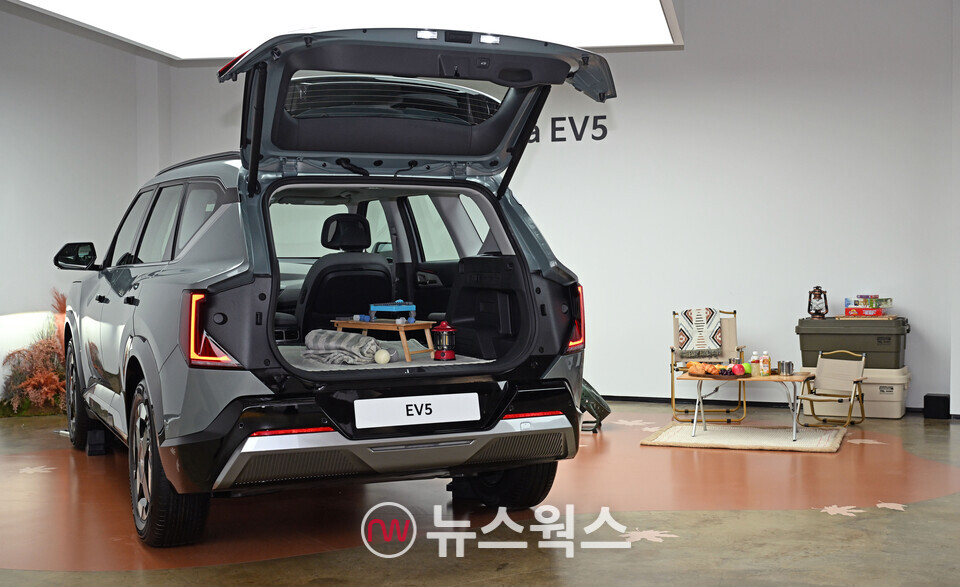 기아 EV5 미디어 데이 행사장에 캠핑 콘셉트로 전시된 EV5. (사진제공=기아)