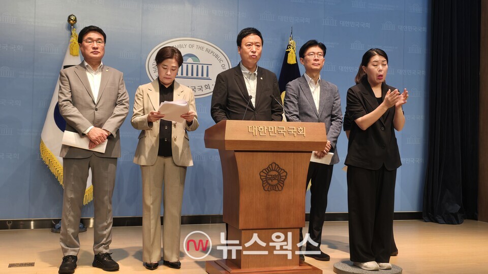 조정훈(왼쪽 네 번째) 국민의힘 의원을 비롯한 국회 교육위원회 소속 국민의힘 위원들이 3일 국회소통관 기자회견에서 교육부장관 후보자인 최교진 후보자의 즉각 사퇴를 촉구했다. (사진=원성훈 기자)