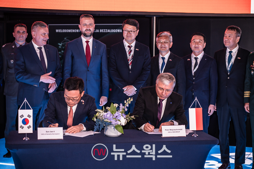 손재일(앞줄 왼쪽) 한화에어로스페이스 대표와 피오트르 보이첵(앞줄 오른쪽) WB그룹 회장이 2일(현지시간) 폴란드 키엘체 국제 방위산업 전시회(MSPO 2025)에서 열린 '천무' 유도탄 생산을 위한 현지 합작법인 계약식에서 계약서에 서명하고 있다. (사진제공=한화에어로스페이스)
