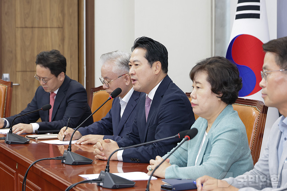 장동혁(왼쪽 세 번째) 국민의힘 대표가 지난 2일 국회에서 열린 사법정의수호 및 독재저지 특별위원회 전체회의에서 발언하고 있다. (사진제공=국민의힘)