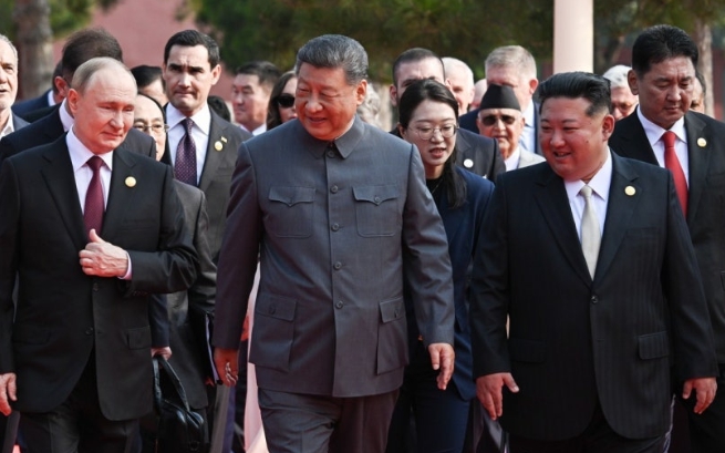 블라디미드 푸틴(왼쪽부터) 러시아 대통령, 시진핑 중국 국가수석, 김정은 북한 국방위원장이 텐안먼 망루로 이동하고 있다. (사진=뉴스1)