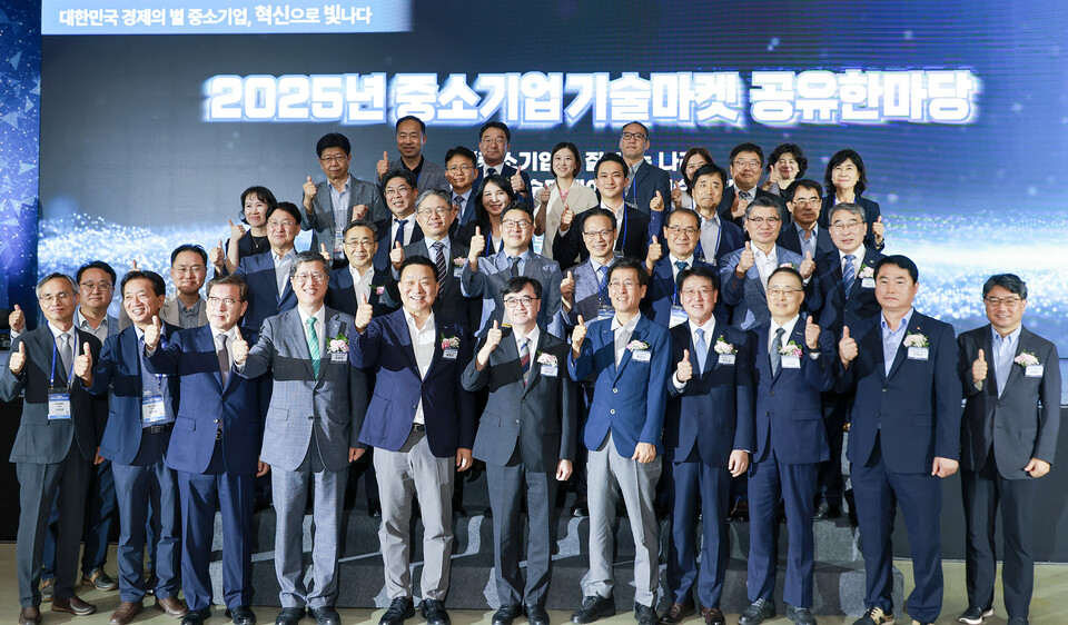 최원목(첫줄 왼쪽 네번째) 신용보증기금 이사장이과 임기근(첫줄 왼쪽 여섯번째) 기획재정부 제2차관 및 참석자들과 기념촬영을 하고 있다. (사진제공=신용보증기금)