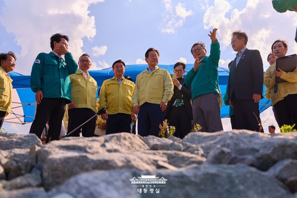 이재명 대통령이 지난 8월 30일 강릉시를 찾아 가뭄 상황을 살펴보고 있다. (사진제공=대통령실)