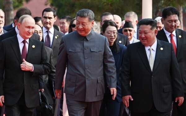 블라디미드 푸틴(왼쪽부터) 러시아 대통령, 시진핑 중국 국가수석, 김정은 북한 국방위원장이 3일 텐안먼 망루로 이동하고 있다. (사진=뉴스1)