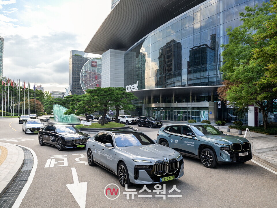 오는 6일까지 열리는 '프리즈 서울 2025'에 BMW코리아가 지원하는 7시리즈와 i7, XM 차량. (사진제공=BMW코리아) 