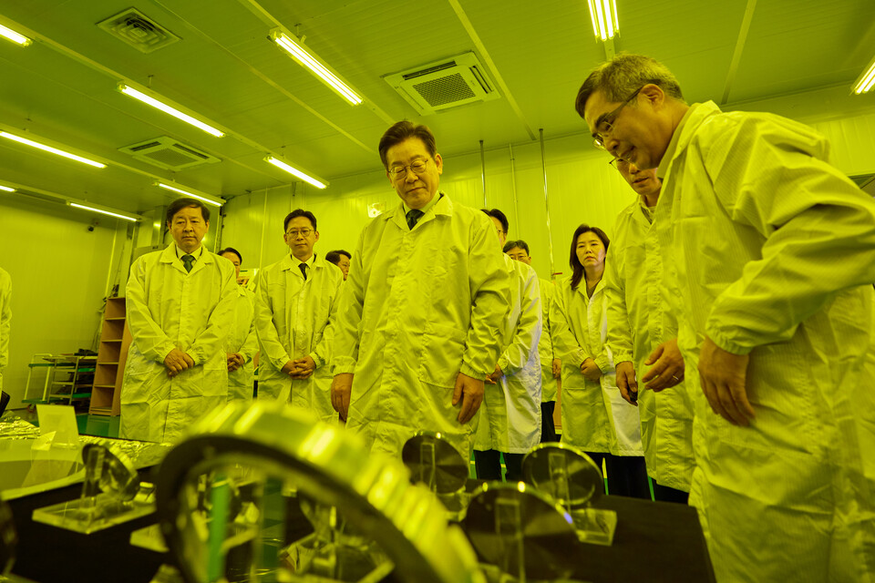 이재명 대통령이 3일 경기 안산시 새솔다이아몬드공업을 방문해 현장을 둘러보고 있다. (사진제공=대통령실)