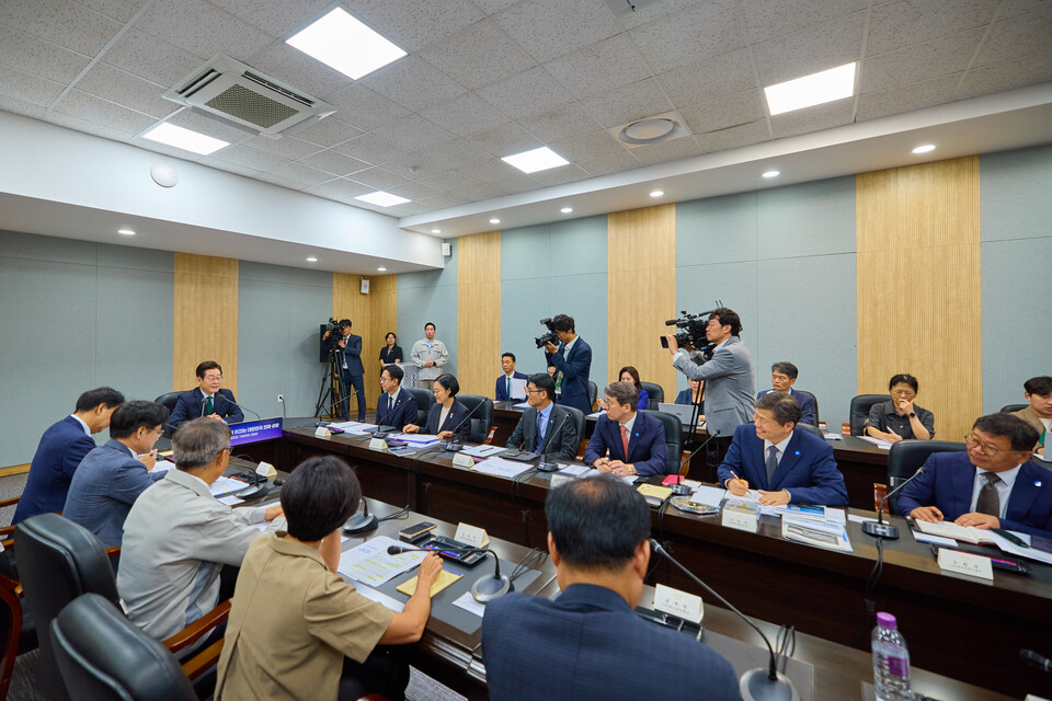 이재명 대통령이 3일 경기 안산시 새솔다이아몬드공업을 방문해 현장을 둘러보고 있다. (사진제공=대통령실)