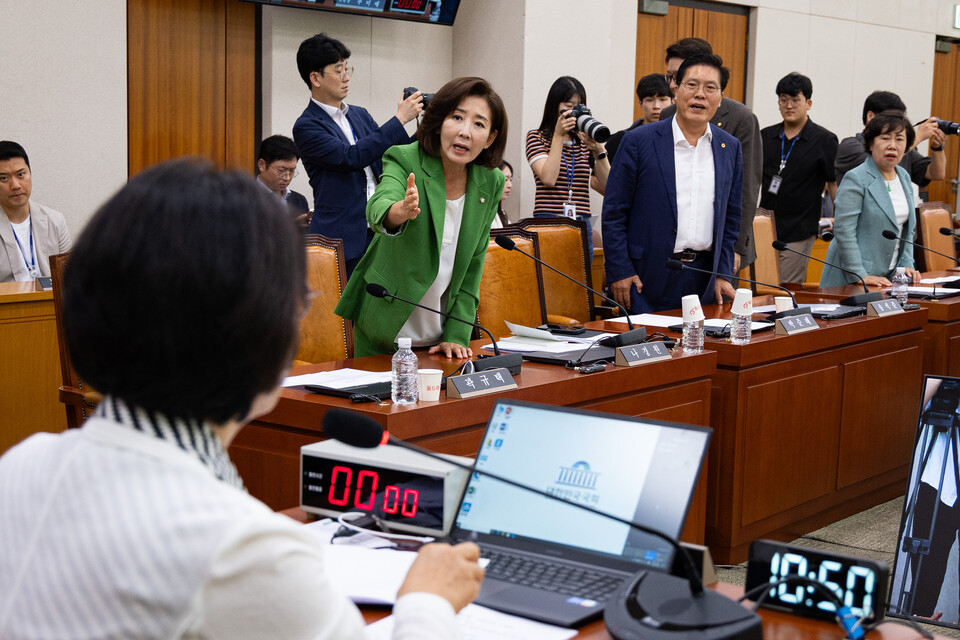 나경원(왼쪽 첫 번째) 의원 등 국민의힘 의원들이 지난 2일 국회에서 열린 국회 제429회 국회(정기회) 법제사법위원회 제1차 전체회의에서 추미애 법사위원장의 의사진행에 대해 항의하고 있다. (사진=뉴스1)